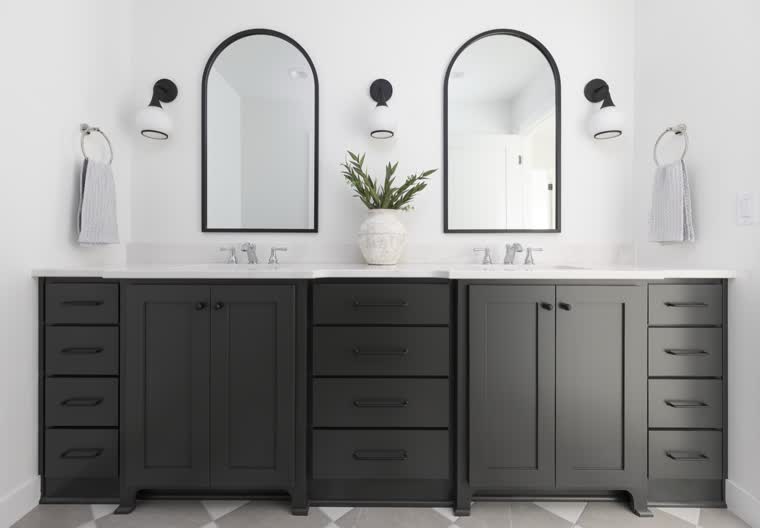 Double vanity in black with two arched mirrors